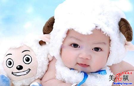 羊?qū)殞毱鹈执笕? /></a>　　2015年2月4日是立春節(jié)氣，過了這一天出生的寶寶就是傳統(tǒng)意義上的羊?qū)殞毩?。你可能?huì)疑惑，為什么不是過了春節(jié)以后呢？關(guān)于這一點(diǎn)，美名騰多次撰文解釋這個(gè)問題。如果不清楚的，可以查看美名騰這篇說明文章...</div>
							        <div style="height:5px; font-size:5px"></div>
							        <hr width="99%" style="text-align:center; border-style:dotted; border-width:0px; height:1px;" />
							        <div style="height:5px; font-size:5px"></div>
							    </div>
						        </td>
	</tr><tr style="border-width:0px;">
		<td valign="top">
						        <div style="padding-left:3px; padding-right:3px;line-height:180%">
							         <h3 style="padding:0px;margin:0px;display:inline;"><a id="ctl00_ContentPlaceHolder1_ShowMore1_dgNews_ctl08_HyperLink1" class="headline" href="/Message/ShowNews.aspx?NewsID=3651" target="_blank">屬羊人的運(yùn)程和起名禁忌破解</a></h3>
							         <span id="ctl00_ContentPlaceHolder1_ShowMore1_dgNews_ctl08_Label1" style="color:Green;font-size:10pt;">2015/1/20 15:34:15</span>
							          <span style="color:Red;font-size:8pt;"></span>
							        <br />
							        <div style="padding-top:1px; width:95%; padding-left:8px; line-height:180%;color:#2f2f2f;font-size:14px;" ><a href=